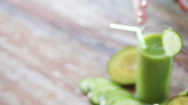 Primo piano di mani di donna con succo e verdure — Video Stock