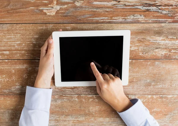 Nahaufnahme weiblicher Hände mit Tablet-PC auf dem Tisch — Stockfoto