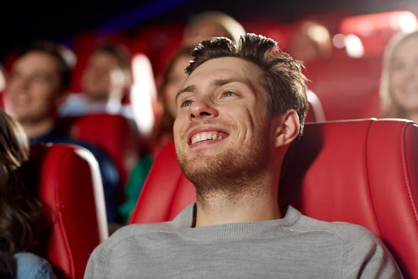 Feliz joven viendo la película en el teatro — Foto de Stock