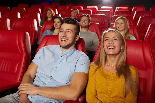 Amigos felices viendo películas en el teatro — Foto de Stock