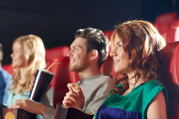 Šťastní přátelé sledující film v divadle — Stock fotografie