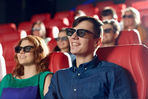 Happy friends watching movie in 3d theater — Stock Photo, Image