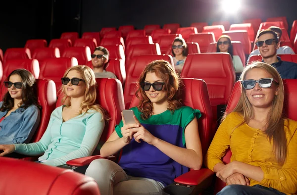 Happy woman with smartphone in 3d movie theater — Stock Photo, Image