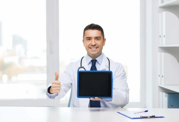 Lächelnder Arzt zeigt Tablet-PC und Daumen hoch — Stockfoto