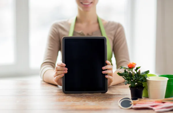 Primer plano de la mujer o jardinero con la PC tableta — Foto de Stock