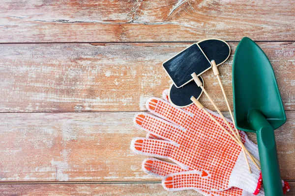 Закрытие лопатки, табличек и садовых перчаток — стоковое фото