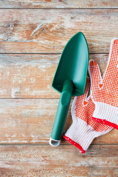 Close up of trowel and garden gloves — Stock Photo, Image