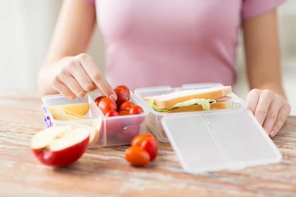 Närbild på kvinna med mat i plastbehållare — Stockfoto