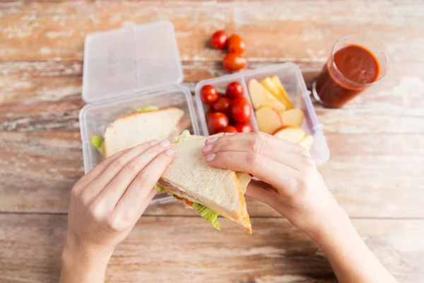 Primer plano de la mujer con alimentos en contenedor de plástico —  Fotos de Stock