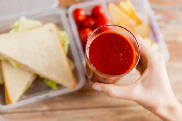 Close up de mulher mão segurando copo de suco de tomate — Fotografia de Stock