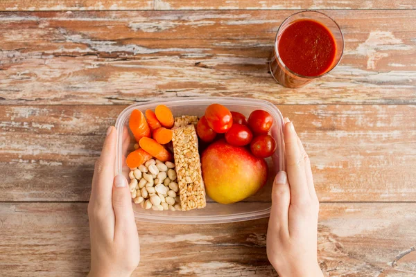 Gros plan des mains avec de la nourriture végétarienne en boîte — Photo