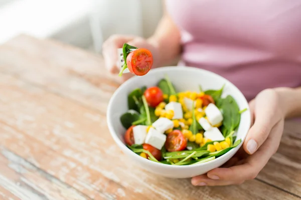 Primo piano di giovane donna mangiare insalata a casa — Foto Stock