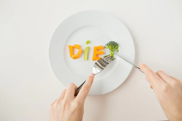 Primer plano de las manos de la mujer comer verduras —  Fotos de Stock