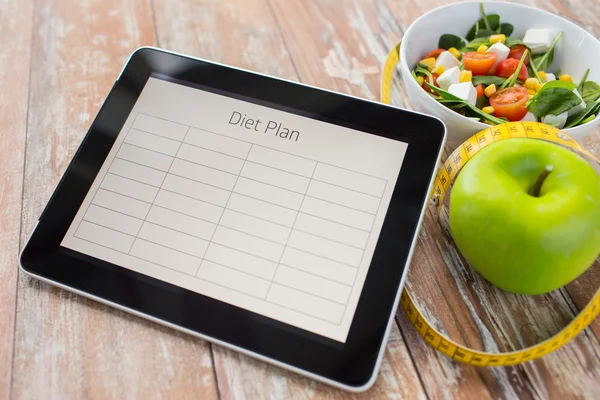 태블릿 pc 및 식품 다이어트 계획의 클로즈업 — 스톡 사진