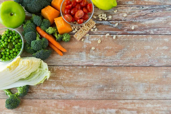 Close up of ripe vegetables on wooden table — Stock Photo, Image