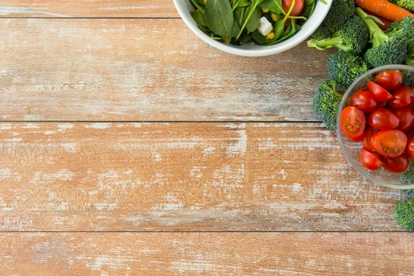 Nahaufnahme von reifem Gemüse auf Holztisch — Stockfoto