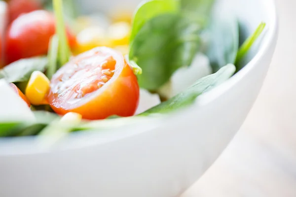 Close-up de tigela de salada vegetal — Fotografia de Stock