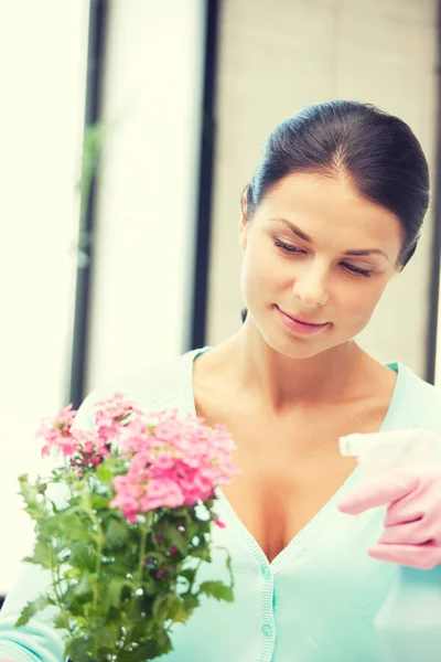 Bella casalinga con fiore — Foto Stock