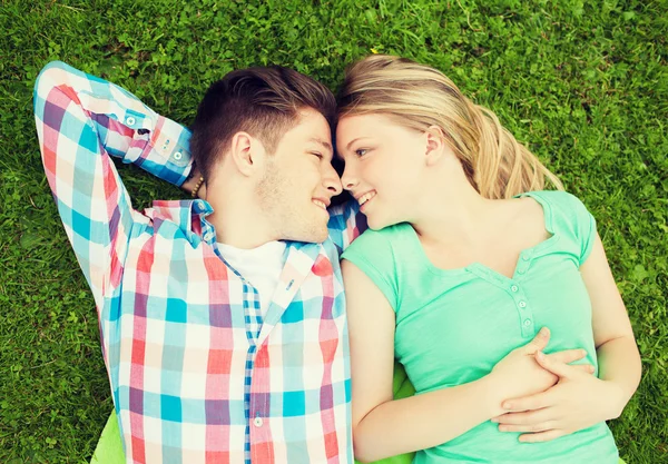 公園でカップルの笑みを浮かべてください。 — ストック写真