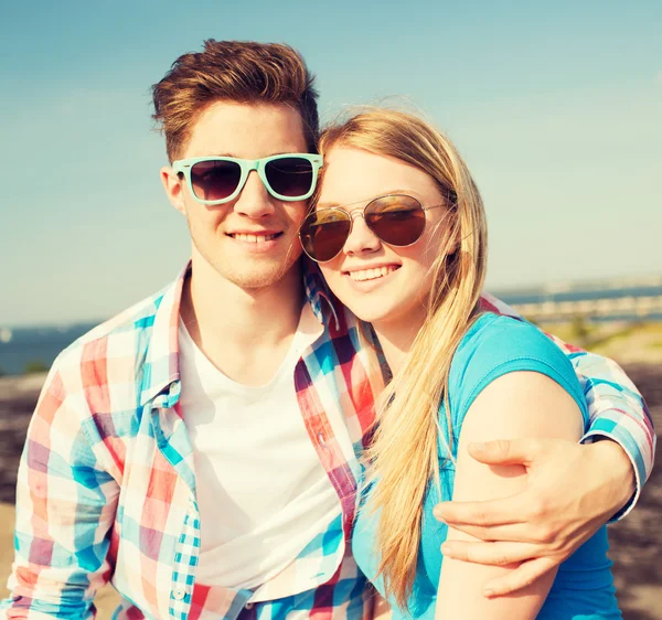 Sorrindo casal se divertindo ao ar livre — Fotografia de Stock