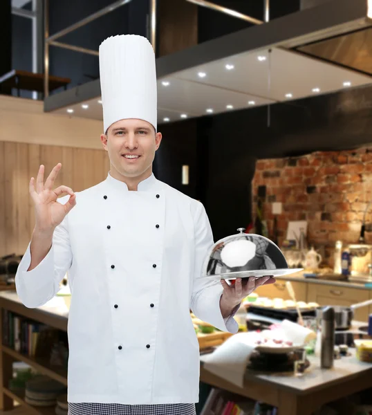 Cocinero macho feliz con cloche mostrando signo ok — Foto de Stock