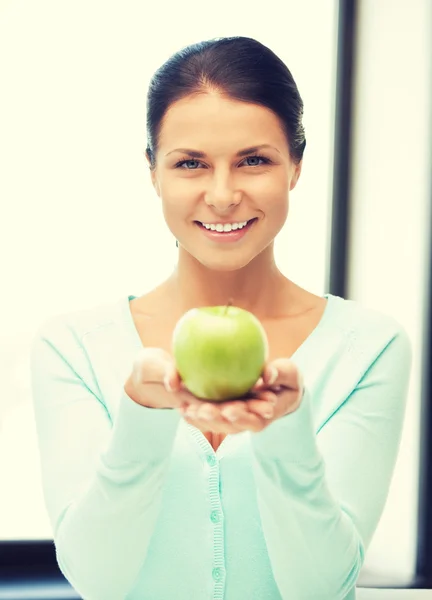 Prachtige huisvrouw met groene apple — Stockfoto