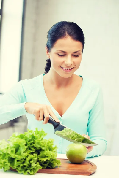 Mujer hermosa en la cocina — Foto de Stock
