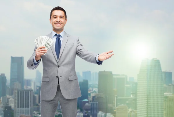 Homem de negócios sorridente com dinheiro do dólar americano — Fotografia de Stock