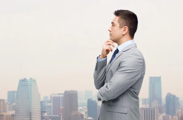 Pensando hombre de negocios en la toma de decisiones traje — Foto de Stock