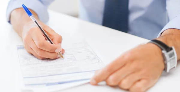 Hombre llenar formulario de impuestos — Foto de Stock