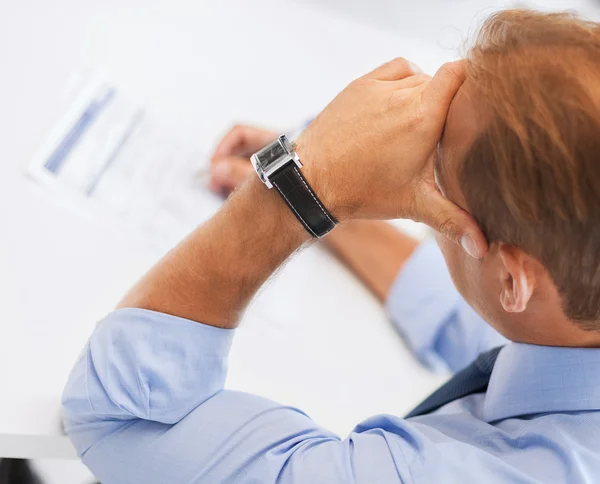 Hombre estresado llenar formulario de impuestos —  Fotos de Stock