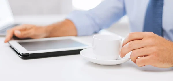 Geschäftsmann mit Tablet-PC und Kaffee im Büro — Stockfoto