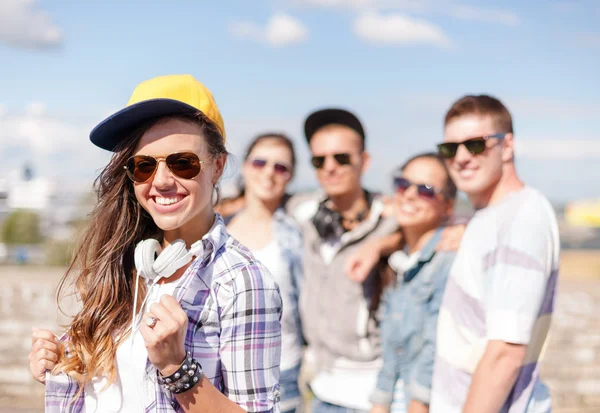 Εφηβικό κορίτσι με ακουστικά και οι φίλοι έξω από — Φωτογραφία Αρχείου