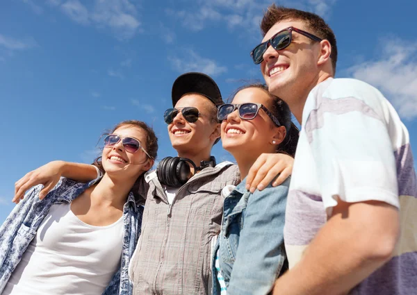 Smiling teenagers in sunglasses hanging outside — Stock Photo, Image