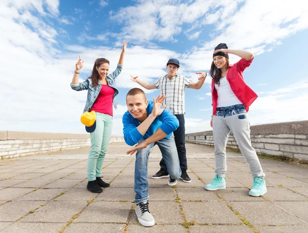 Grupo de adolescentes dançando — Fotografia de Stock