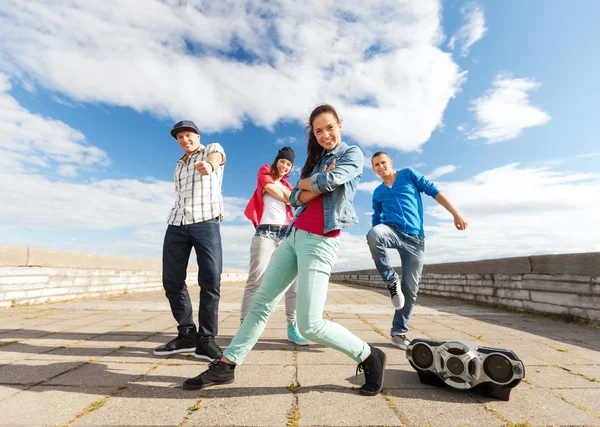 Group of teenagers dancing — Stock Photo, Image