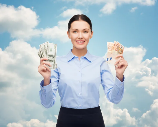 Affärskvinna med dollar i kontanter — Stockfoto