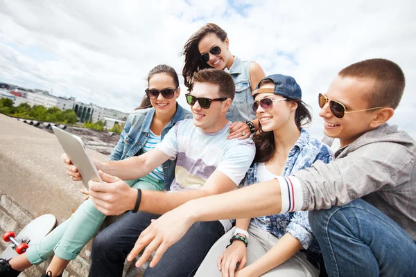 Groep tieners kijken naar tablet pc Rechtenvrije Stockafbeeldingen