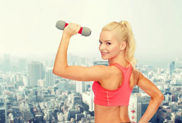 Jonge, sportieve vrouw met lichte dumbbell — Stockfoto