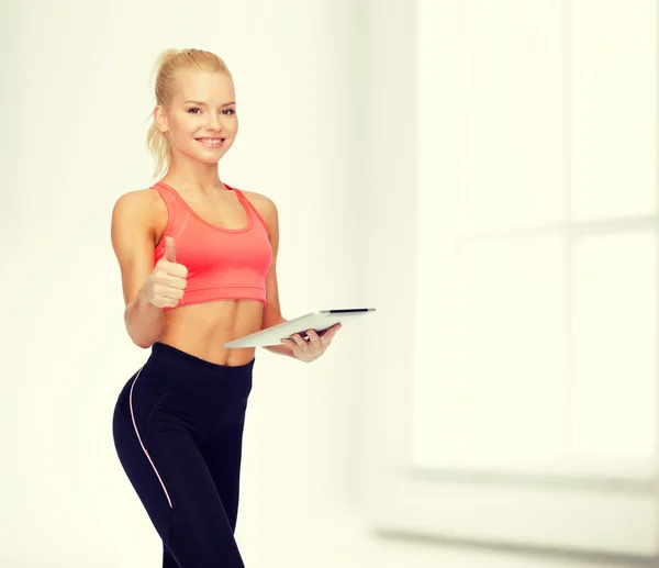 Sorrindo mulher desportiva com computador tablet pc — Fotografia de Stock