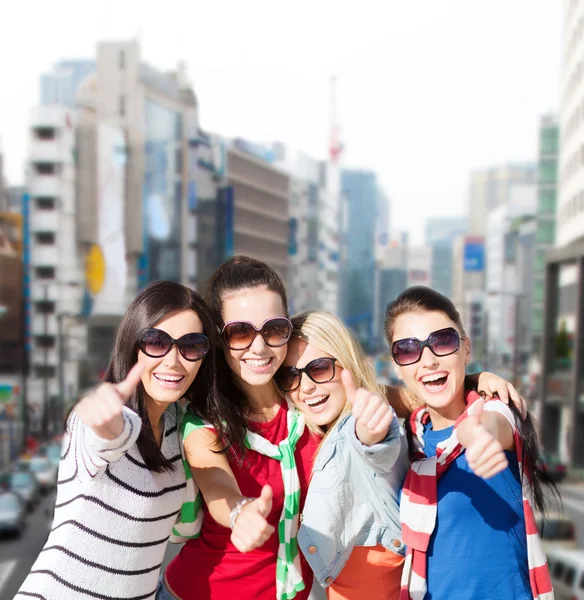 Ragazze adolescenti felici mostrando pollici in su in città — Foto Stock