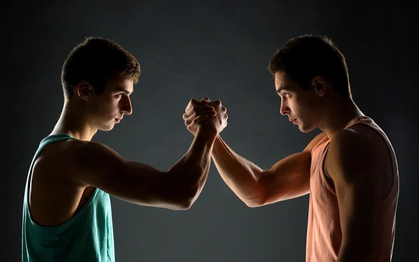 Homens jovens lutando — Fotografia de Stock