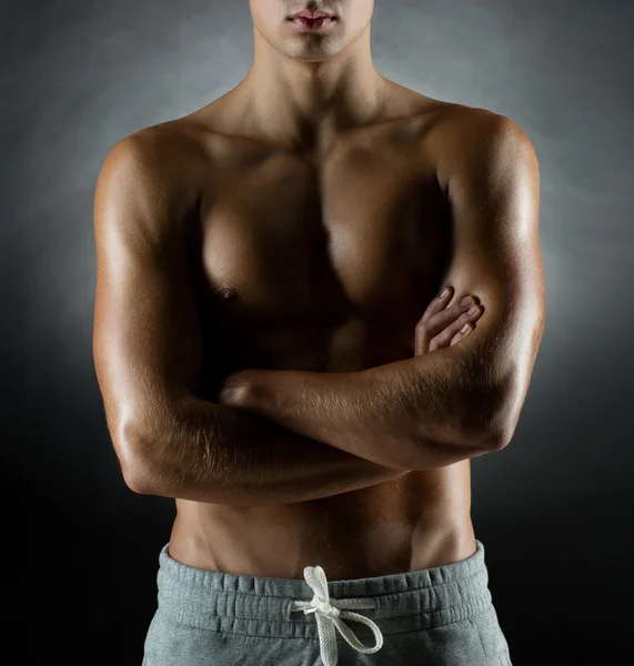 Jonge mannelijke bodybuilder — Stockfoto
