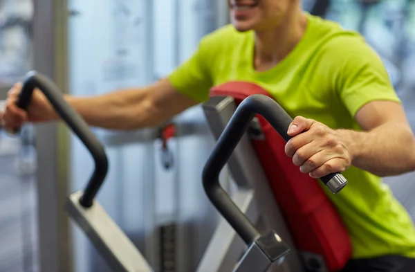Κοντινό πλάνο χαμογελαστός άνθρωπος άσκηση στο γυμναστήριο μηχάνημα — Φωτογραφία Αρχείου