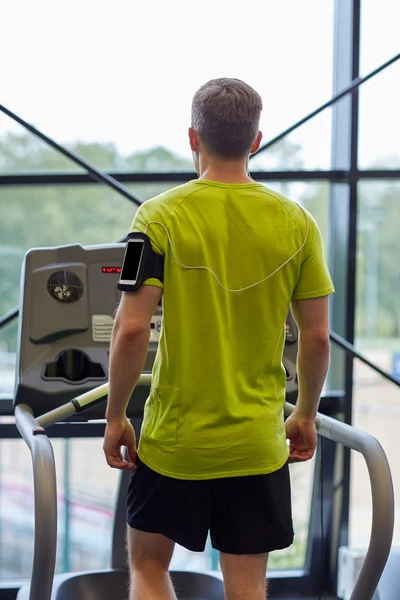 Hombre haciendo ejercicio en la cinta de correr en el gimnasio desde atrás — Foto de Stock