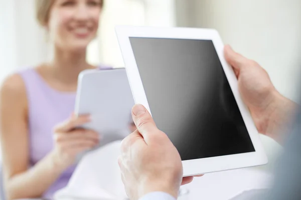 Close up de casal com tablet pc no restaurante — Fotografia de Stock