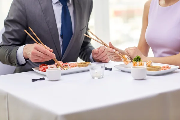 Primo piano di coppia mangiare sushi al ristorante — Foto Stock