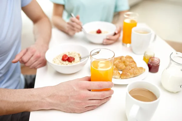 Close up of couple having breakfast at home — Stock Photo, Image