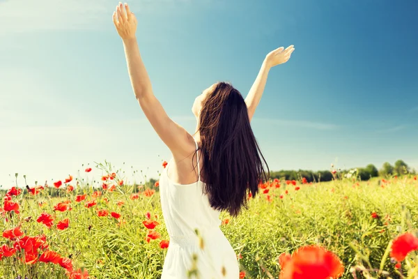 Mujer joven en el campo de amapola — Foto de Stock