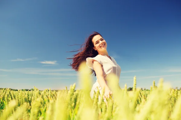 Giovane donna sorridente sul campo di cereali — Foto Stock